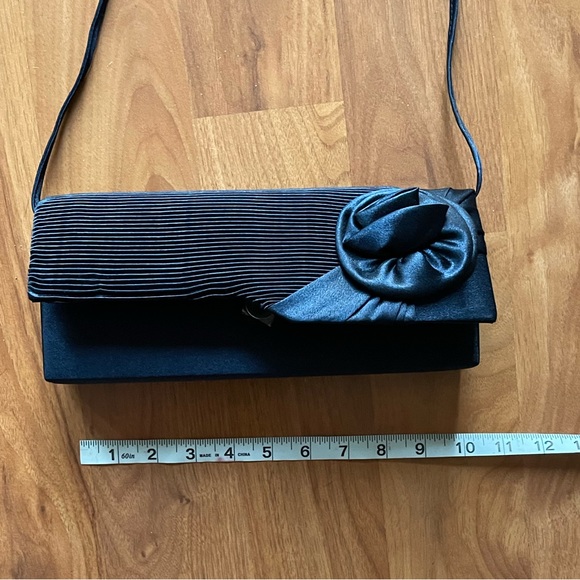 Black rose, pleated design crossbody bag - Picture 15 of 16